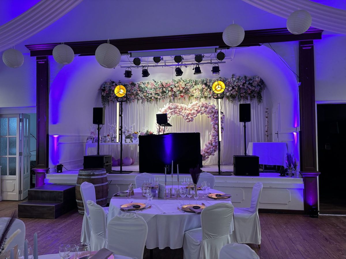 Bühne und DJ-Platz im geschmückten Festsaal